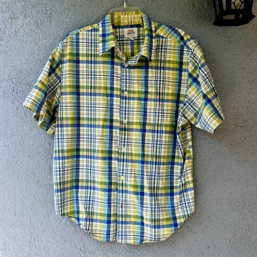 Men’s Levi’s button up shirt, 100% cotton
